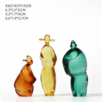 Sculpture personnalisée en résine transparente dégradée, peinte à la main, représentant des personnages abstraits de l'ancienne littérature chinoise, pour la décoration de bureau.