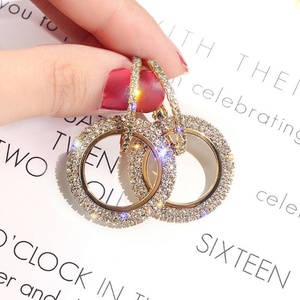 Boucles d'oreilles pendantes <span class=keywords><strong>glamour</strong></span> à cercles entrelacés, boucles d'oreilles à double anneau en cristal étincelant pour les occasions de soirée, manchettes d'oreille tendance - Product Image 3