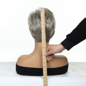 <span class=keywords><strong>Parrucca</strong></span> sintetica a strati naturale con taglio Pixie in argento reale con frangia adatta sia per gli uomini che per le donne - Product Image 2