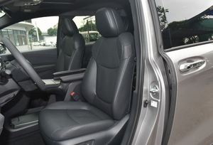 Toyota Granvia MPV 2.5L Mix Comfort 2024, Vehículo Usado en Venta, Como Nuevo - Product Image 5