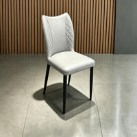 Chaise de salle à manger moderne en cuir à motif griffes de chat, avec détails de couture écaille de poisson, pieds en métal noir, pour espaces salle à manger et cuisine