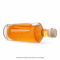 Bouteille à liqueur en verre côtelé de 750 ml avec panneau d'étiquette arqué et bouchon en liège pour l'emballage personnalisé de spiritueux