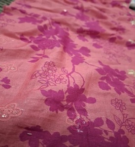 Tissu imprimé floral de qualité supérieure pour vêtements ethniques féminins, tissu imprimé floral pour la couture et la confection de vêtements - Product Image 3