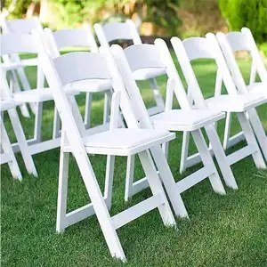 2023 우아한 디자인 야외 패딩 윔블던 화이트 다이닝 연회 웨딩 플라스틱 수지 접는 정원 의자