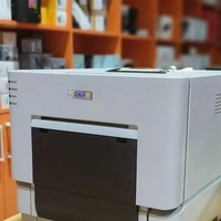 Stand Printer DNP RX1HS Laris Manis dengan Baki Foto Desain Karton Putih Hitam untuk Perangkat Kamera SLR Fungsi Pencetakan
