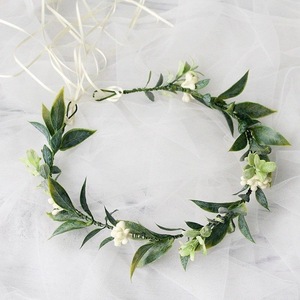 Guirnalda floral única con hojas verdes y flores blancas para sesiones de fotos y eventos - Product Image 3