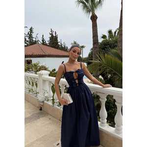 Robe de bal vintage Mirabelle bleu marine XS-XL en polyester satiné, col montant, trois-quarts, longueur genou, maxi, avec fleurs en dentelle - Product Image 3