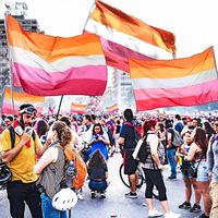 Drapeau Hianjoo 3x5 pieds Fierté Lesbienne Coucher de Soleil, Bannière LGBT en Polyester Anti-décoloration Doublement Cousue avec Œillets Métalliques