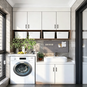 Meuble de balcon moderne et épuré, armoires blanches à portes plates, poignées verticales noires, étagère ouverte en bois clair, bacs de rangement blancs, panneau perforé <span class=keywords><strong>gris</strong></span> - Product Image 1