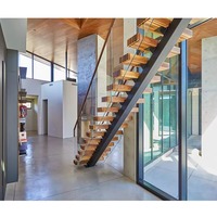 Escalier LED d'intérieur moderne avec garde-corps droit en verre Bandes de roulement en bois massif Matériau flottant en acier, bois et alliage d'aluminium pour villas