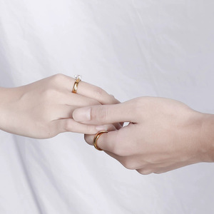 Anel de Casal em Zircônia Dourada Fosca 4mm, Anel de Noivado Diário, Anel Banhado a Ouro 18K, Anel de Aço Inoxidável para Homens e Mulheres - Product Image 5