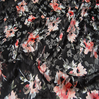 Kain Sutra Murni Motif Bunga Merah di Latar Belakang Hitam, Warna Gelap Lembut Elegan, Harga Grosir Terbaru untuk Pakaian Wanita