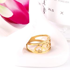 Anillo de compromiso y boda de acero inoxidable, impermeable, hueco y grueso, chapado en oro PVD de 18K, para mujer. - Product Image 6