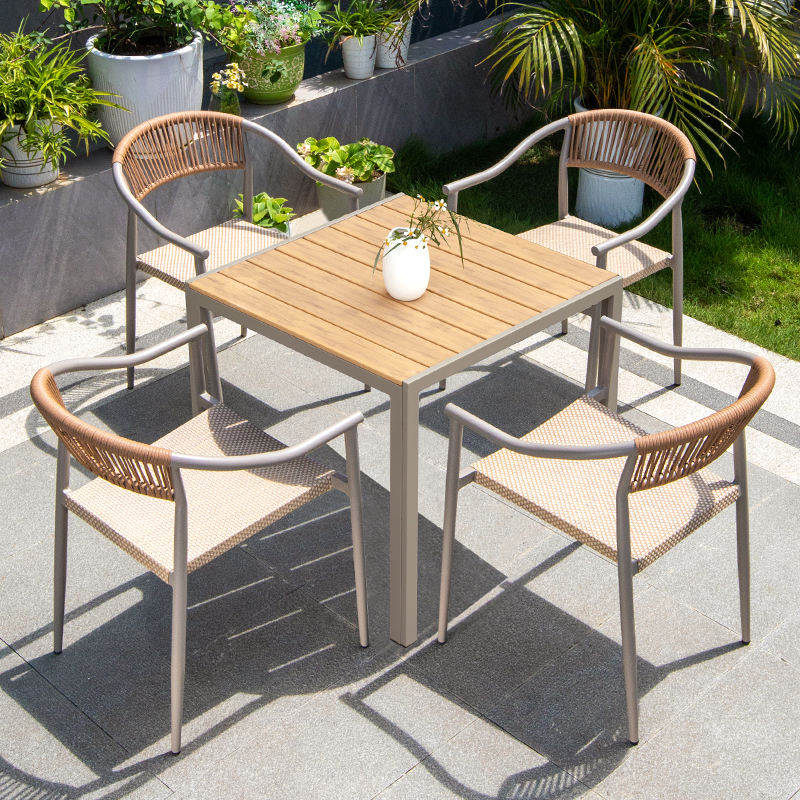 80 tables SBZ + 4 chaises