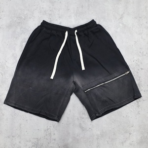 Pantalones cortos de punto casuales para hombre con logotipo personalizado, color negro sólido, lavado ácido, efecto desgastado por el sol, con cordón y bolsillo con cremallera. - Product Image 1