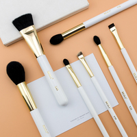 Kit de pinceaux de maquillage cométique professionnel avec manche en bois blanc 7 pièces le plus populaire ensemble de pinceaux de mélange de fard à paupières pour fond de teint en cheveux naturels