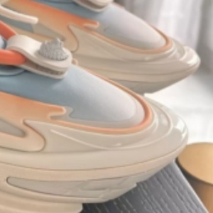 Chaussures de sport tendance à plateforme surélevée avec design en forme de vaisseau spatial, chaussures de marque de luxe sur mesure - Product Image 1
