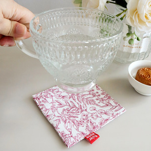 Sous-verre carré en tissu Quiet Home, en coton double couche, isolant thermique, imprimé floral, durable, rouge, bleu, vert - Product Image 1