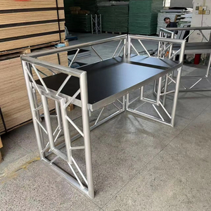 NewStyle & New Trend GT Truss Ground Support con cuatro torres que consisten en una estructura triangular y cuadrada - Product Image 1