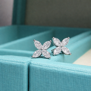 Pendientes de Zirconia con Forma de Flor de Alta Calidad - Plata de Ley S925, Base de Plata Chapada en Oro Blanco de 18K, Hechos a Mano, Premium - Product Image 1