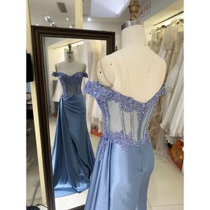 Abito da ballo formale 2025 blu fumo con spalle scoperte, corpetto in pizzo e gonna in raso plissettata a mano, ideale per Black Tie - Product Image 6