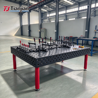 Table de soudage 3D D28 avec grille perforée, système de serrage modulaire, établi robuste pour travaux de soudage industriels
