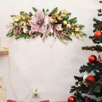 Guirlande de Noël rose à fleurs et feuilles dorées, 60 cm, avec verdure de pin et ornements pour présentation de Noël en magasin