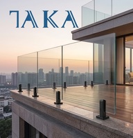 Support de fixation au sol en aluminium anodisé moderne, résistant aux intempéries, pour balustrades en verre sans cadre.