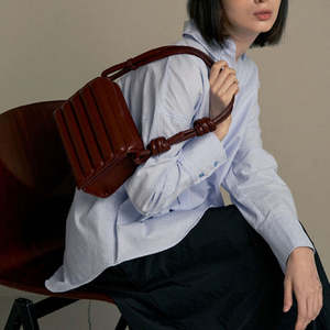 Bolso cuadrado pequeño con correa de hombro con nudo a rayas de diseño coreano, con textura moderna, bolso de hombro para llevar debajo del brazo - Product Image 5