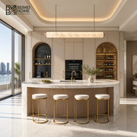 Meubles de cuisine modernes de luxe en cachemire crème, îlot cascade cannelé à double arche romaine, menuiserie de penthouse