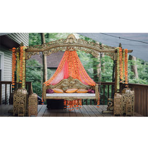 Mini balançoire en bois moderne et élégante, décor de scène de mariage musulman au design paon pour les fêtes de mariage britannique ou de cérémonie Mehndi - Product Image 1