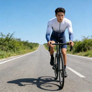 Jersey de Ciclismo Premium Transpirable de Manga Larga con Logotipo Personalizado Sublimado en Degradado para Eventos de Equipo y Carreras de Carretera - Product Image 6