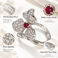Blumenförmiger 925 Sterling Silber Ring mit Rotem Rubin, Funkelndes Pavé-Blütenblatt-Design, Eleganter Naturinspirierter Damenring