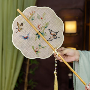 Auténtico Abanico Chino de Bambú con Mango Largo, Enrollable y Portátil, Accesorio Hanfu con Patrones Artísticos del Paisaje de Dunhuang - Product Image 4