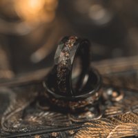 Vente en gros de météorite IP noire et incrustation d'os de dinosaure Alliances en carbure de tungstène Bijoux météorite Gibeon plaqués IP noir