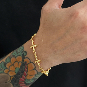 Bracciale con ciondolo a croce mini goffrata placcato oro, catena sottile, gioiello da polso religioso stile gotico streetwear per uomo e donna, idea regalo - Product Image 6