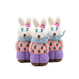Ornement de Noël Lapin en Feutre de Laine Fait Main Traditionnel Écologique 100% Laine Petite Décoration Intérieure Écharpe Fleur Cheveux - Product Image 1