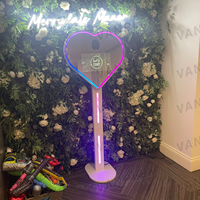Cabina de Fotos con Luces RGB en Forma de Corazón, Pantalla Táctil de 15.6 Pulgadas, Cámara DSLR con Estuche de Transporte para Alquiler en Fiestas, Bodas y Eventos