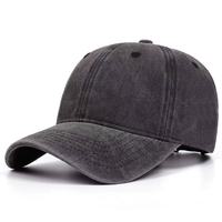 Nouvelle casquette de baseball à large bord avec couronne profonde et large visière. Tendance et polyvalent, en couleur unie.