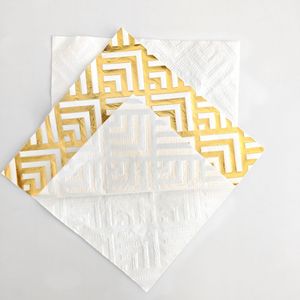 Serviettes carrées à motifs damiers estampées or, serviettes carrées imprimées luxueuses et de luxe léger, parfaites pour les fêtes. - Product Image 2