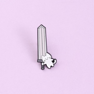 Broches en émail amusantes de dessin animé pour épée surdimensionnée, mini-broches de guerrier mignonnes, badges de mode pour sacs et revers, bijoux cadeaux pour fans d'anime - Product Image 1
