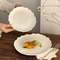 Assiettes en céramique gravées à motifs floraux blancs vintage, vaisselle de mariage, assiettes de présentation personnalisées pour salades