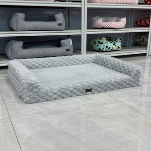 Canapé pour chien en velours de maïs de luxe sur mesure, lit pour animaux de compagnie gris doux et confortable conçu pour les grands chiens - Product Image 1