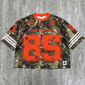 เสื้อฟุตบอลลายพราง Realtree สไตล์เรโทรแบบกำหนดเอง เสื้อยืดคอกลมทรงบ็อกซี่แบบครอป ผ้าโพลีเอสเตอร์ เสื้อยืดโอเวอร์ไซส์ลายกราฟิกเนื้อหนา - Product Image 1