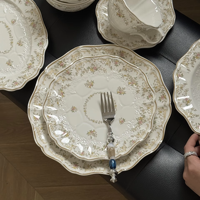 Ensemble de tasses et d'assiettes à motifs floraux vintage européens avec design en relief, ensemble d'assiettes en céramique pour les événements de mariage