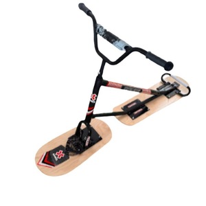 Un scooter des neiges conçu spécifiquement pour les enfants, adapté à une utilisation en extérieur par les enfants et les adolescents pendant l'hiver - Product Image 5
