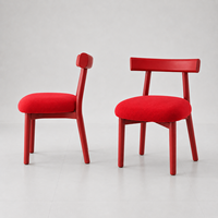 Chaise Commerciale Moderne en Velours Rouge en Stock, Cadre en Bois Durable, Prête à l'Expédition – Idéale pour Cafés, Hôtels, Restaurants et Salles à Manger Extérieures