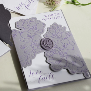 Ensemble de cartes d'invitation de mariage élégantes à motif floral Vanille, modèle 465, en papier coton, avec détails en estampage à chaud et logo personnalisé - Product Image 2