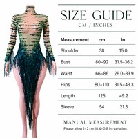 Robe asymétrique mini à col roulé et manches longues, ornée de strass émeraudes, de maille nude, de paillettes et de franges, pour la danse latine, le drag, le gogo et les spectacles sur scène