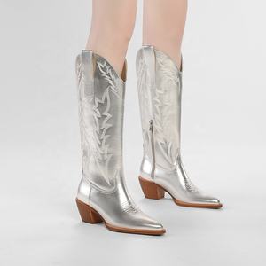 <span class=keywords><strong>Stivali</strong></span> Texani da <span class=keywords><strong>Donna</strong></span> Argento Metallizzato con Punta Sfilata Stile Western in Pelle PU Ricamati al Ginocchio con Tacco Basso - Product Image 3